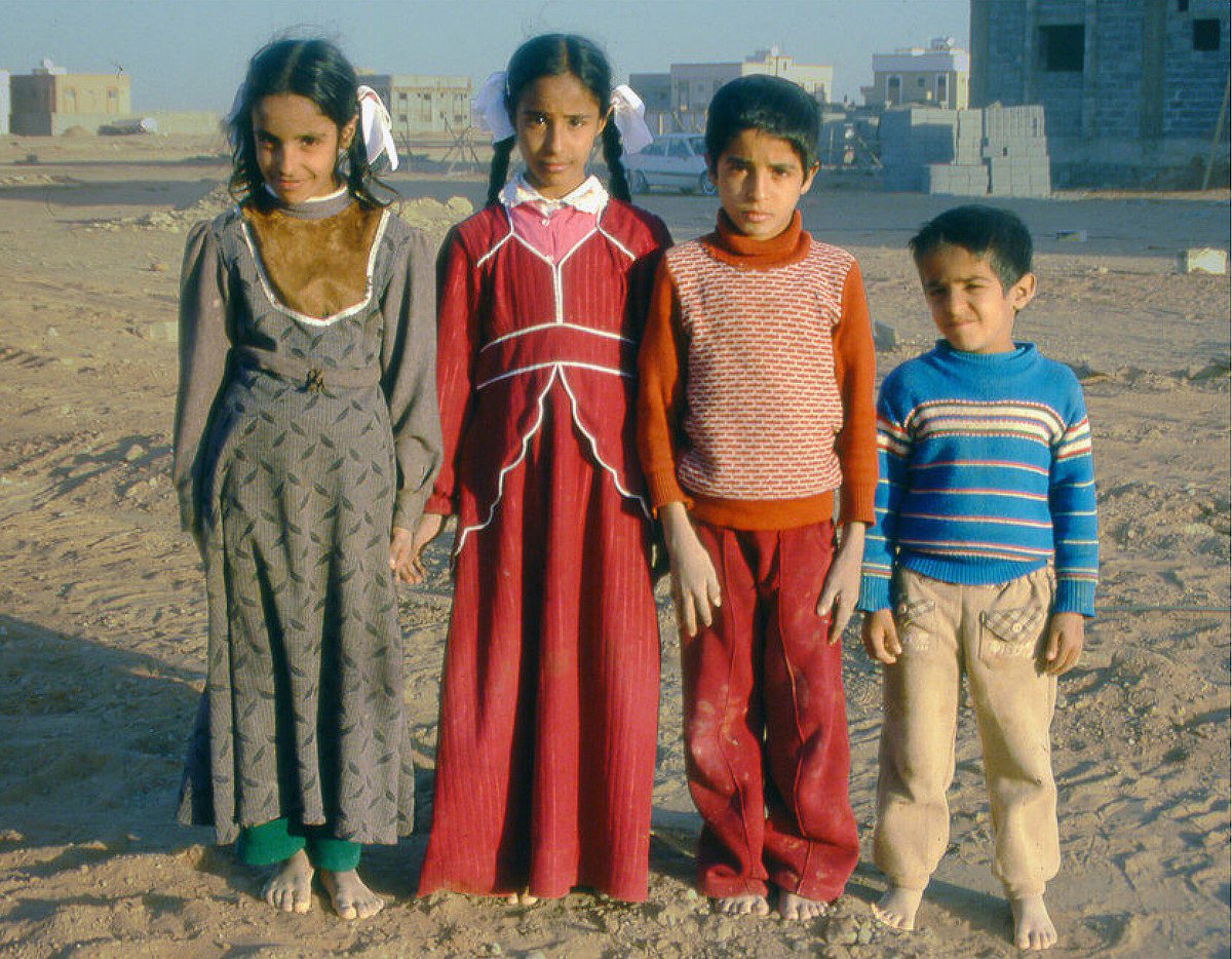 Саудовская аравия дети. Арабы дети. Одежда детей Саудовской Аравии. Арабиский детский одежда.